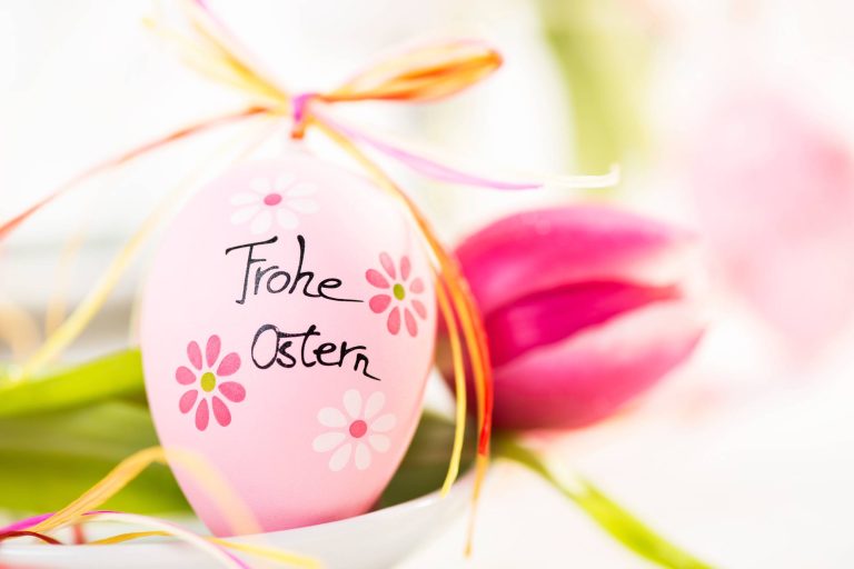 Osterei mit Aufschrift "Frohe Ostern" und Tulpe
