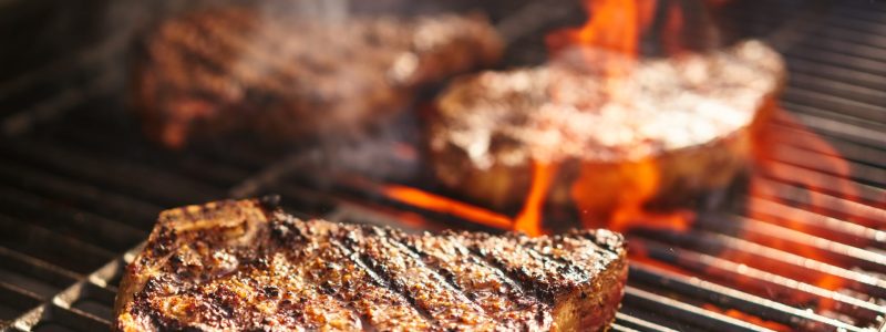 Steak grillen auf Holzkohlegrill